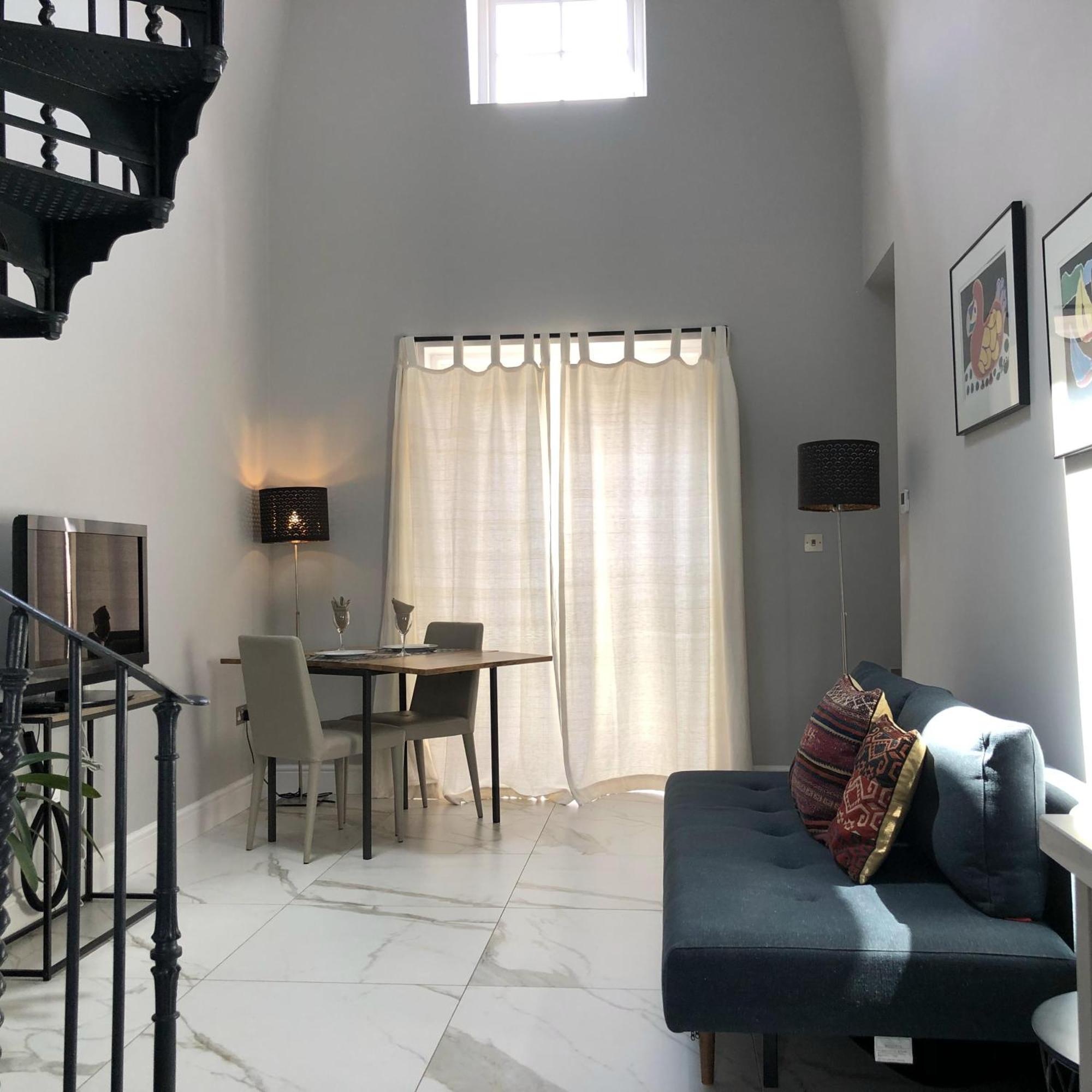 London-apartment-sleeps2-privateentrance * Лондон